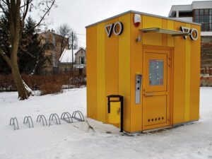 Żółta toaleta publiczna Konstancin Jeziorna 07